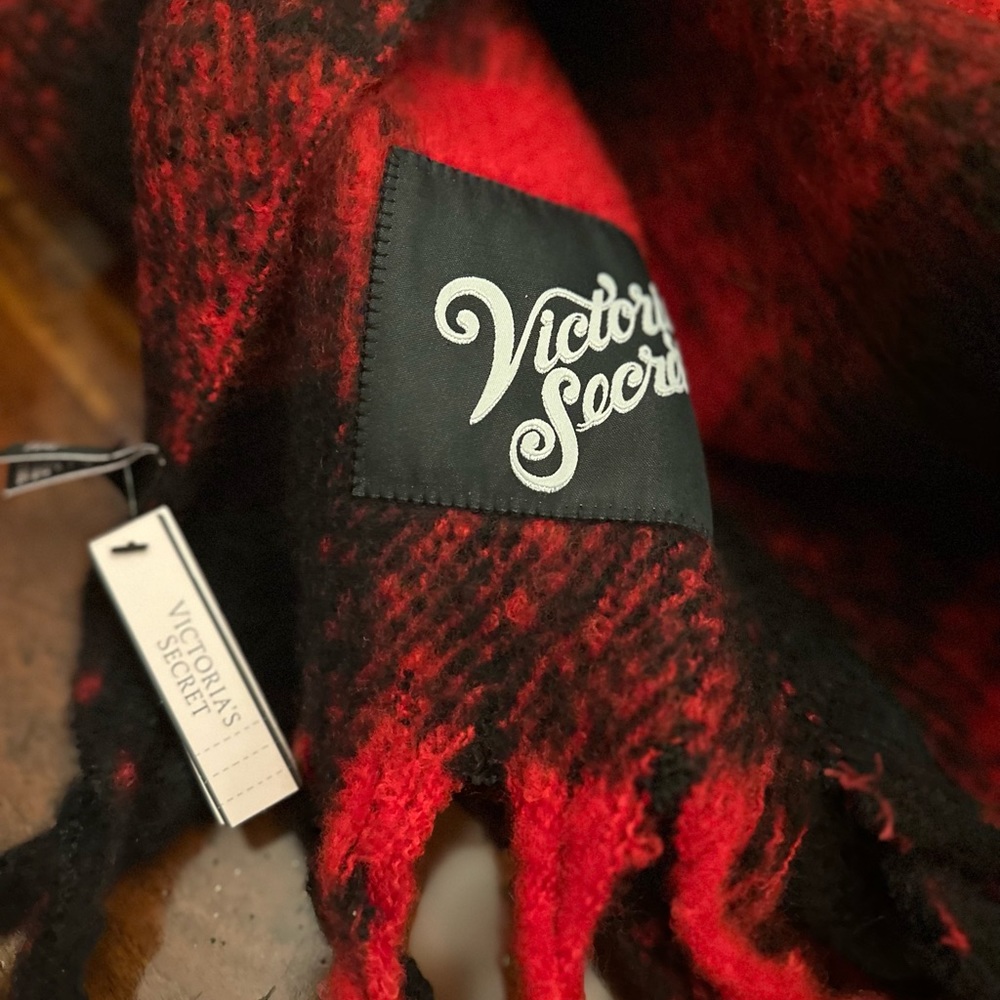🌸S•A•L•E🌸 🆕 🔖Victoria's Secret Cozy Long Red🧣Buffalo Plaid Scarf🧣Fringe✨NWT! - Picture 5 of 6